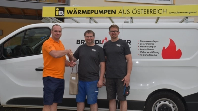 Marcus Ölsner (von li), 2. Vorstand des Erdweger Gewerbevereins, heißt Georg Brandl und Christian Huber herzlich willkommen. (Foto: coe)