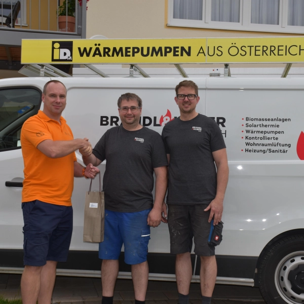 Marcus Ölsner (von li), 2. Vorstand des Erdweger Gewerbevereins, heißt Georg Brandl und Christian Huber herzlich willkommen. (Foto: coe)