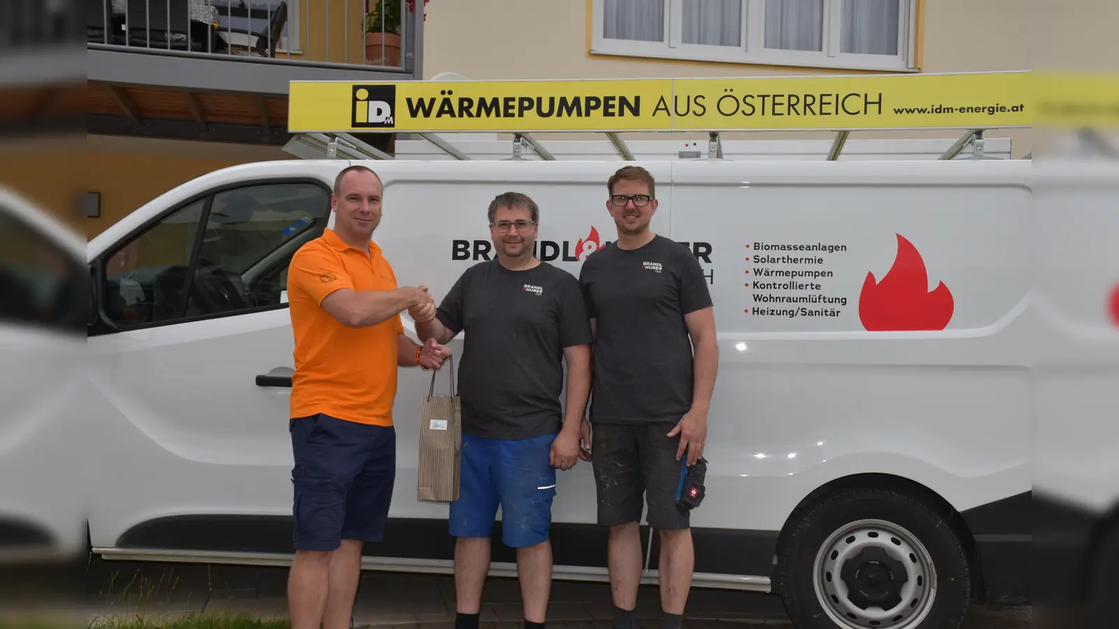 Marcus Ölsner (von li), 2. Vorstand des Erdweger Gewerbevereins, heißt Georg Brandl und Christian Huber herzlich willkommen. (Foto: coe)