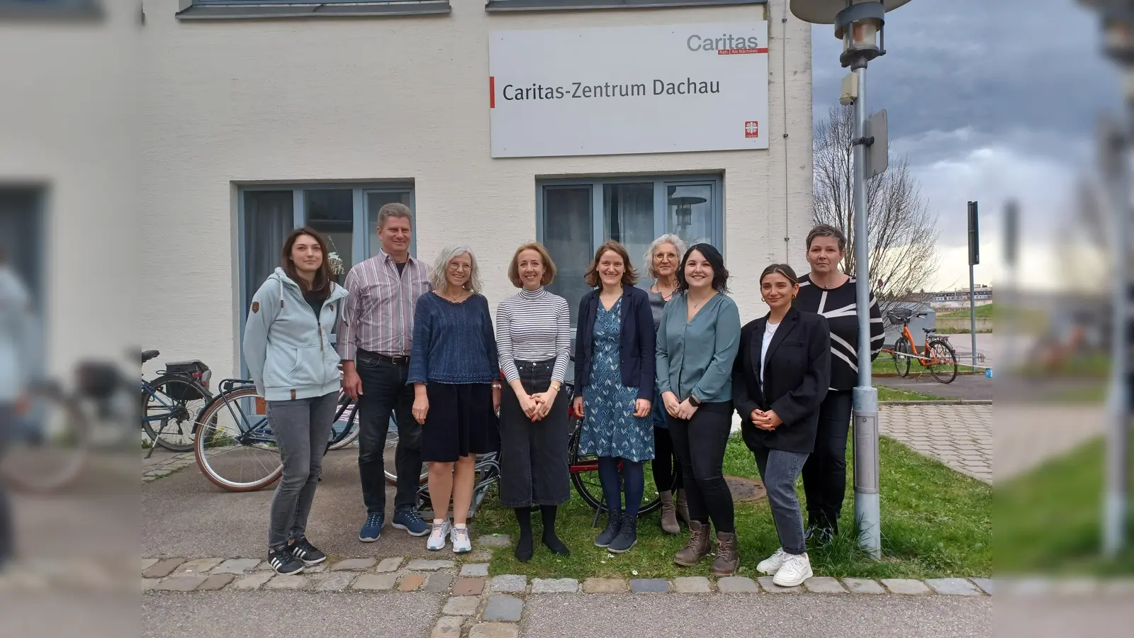 Bezirksrätin Stephanie Burgmaier (Mitte) hat das Caritas-Zentrum besucht und die Arbeit im Bereich Inklusion und Integration gewürdigt. (Foto: Caritas Dachau)