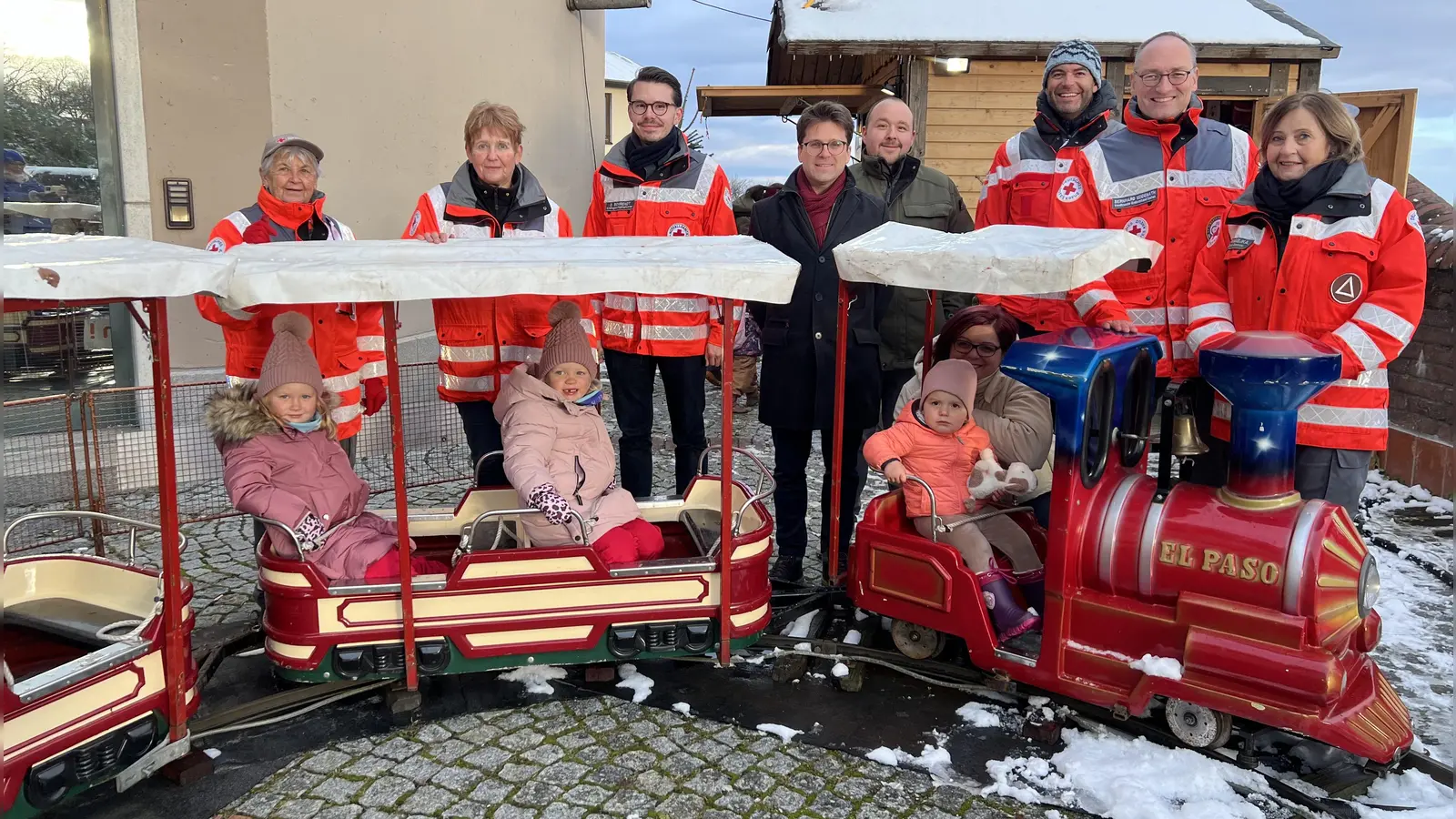 Sie begleiten den Start der Bahn (von links): Gudrun Boer, Angelika Gumowski, Dennis Behrendt, Florian Hartmann, Timo Weiersmüller, Matthias Malcharczik, Bernhard Seidenath und Angelika Kniesl. Im Zug sitzen (von links) Johanna,Vanessa und die kleine Liv mit ihrer Mama Melanie Vieregg. (Foto: BRK)