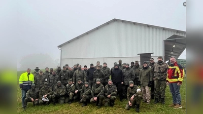 Rund 70 Reservisten und Förderer des Reservistenverbandes standen sich in einem militärischen Wettkampf im Landkreis Dachau gegenüber. Mit dabei waren auch Landrat Stefan Löwl (links) sowie Michael Reiter (rechts), Bürgermeister der Gemeinde Altomünster. (Foto: Reservistenverein)