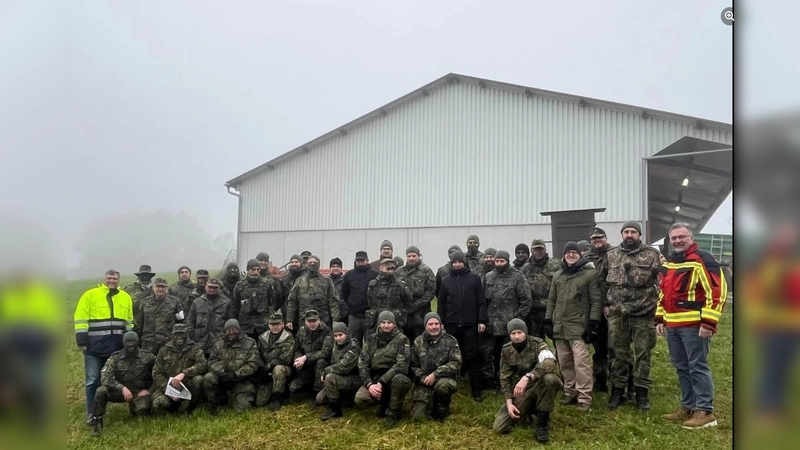 Rund 70 Reservisten und Förderer des Reservistenverbandes standen sich in einem militärischen Wettkampf im Landkreis Dachau gegenüber. Mit dabei waren auch Landrat Stefan Löwl (links) sowie Michael Reiter (rechts), Bürgermeister der Gemeinde Altomünster. (Foto: Reservistenverein)