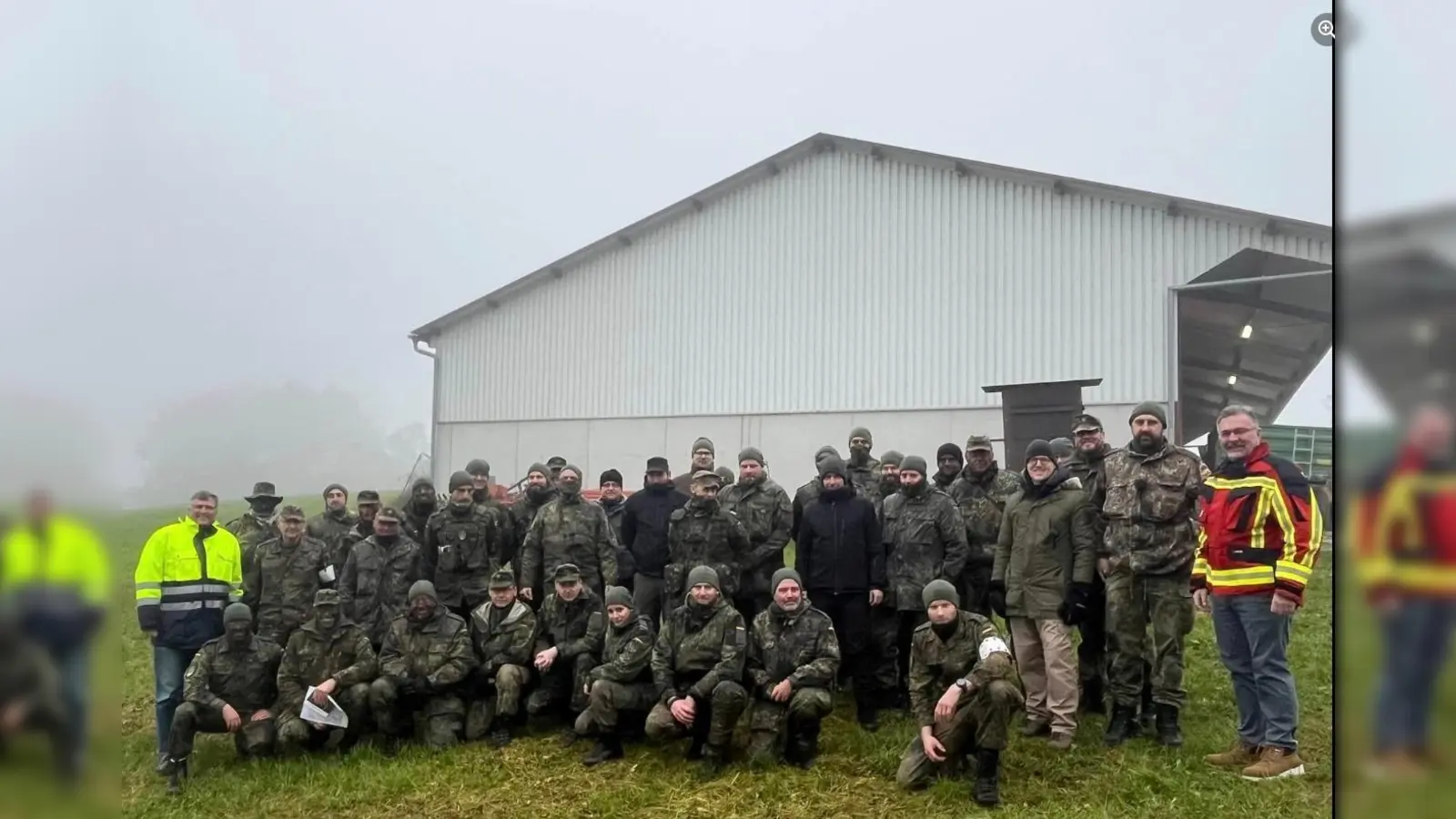 Rund 70 Reservisten und Förderer des Reservistenverbandes standen sich in einem militärischen Wettkampf im Landkreis Dachau gegenüber. Mit dabei waren auch Landrat Stefan Löwl (links) sowie Michael Reiter (rechts), Bürgermeister der Gemeinde Altomünster. (Foto: Reservistenverein)