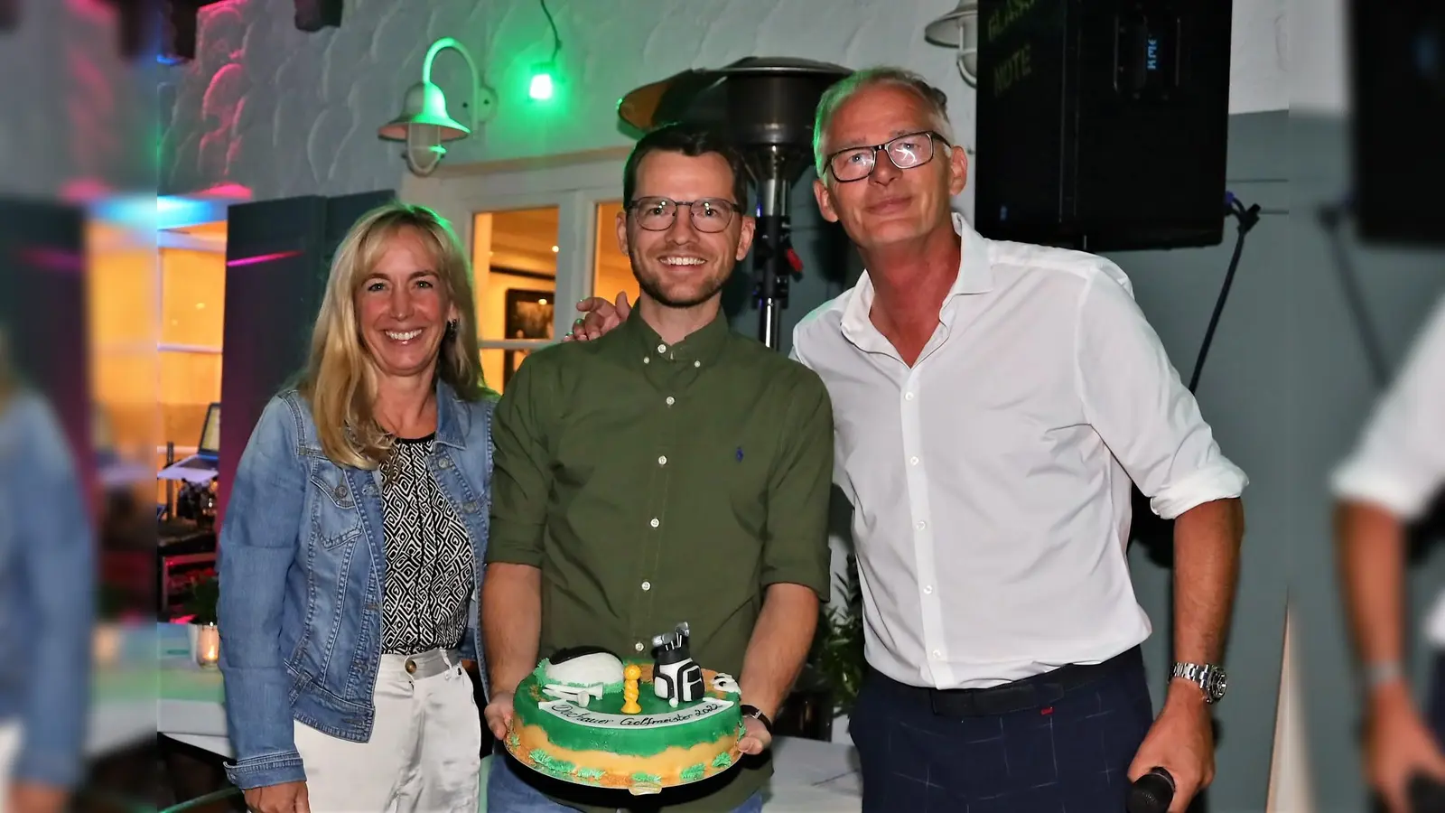 Organisator Jochen Neuwert (re) mit Sandra Schiessl und dem Dachauer Golfmeister Stefan Kleindienst. (Foto: Arno Thelen)