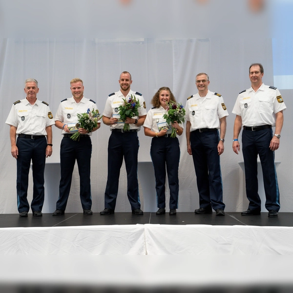 Der Abteilungsleiter der VI. BPA Hermann Zeiler mit den drei Seminarbesten Anton Budke, Sebastian Schwager und Marie Wiedemann sowie dem Polizeipräsidenten der Bayerischen Bereitschaftspolizei Michael Dibowski und Seminarleiter Robert Tiepmer (von links). (Foto: FoViZ DAH)