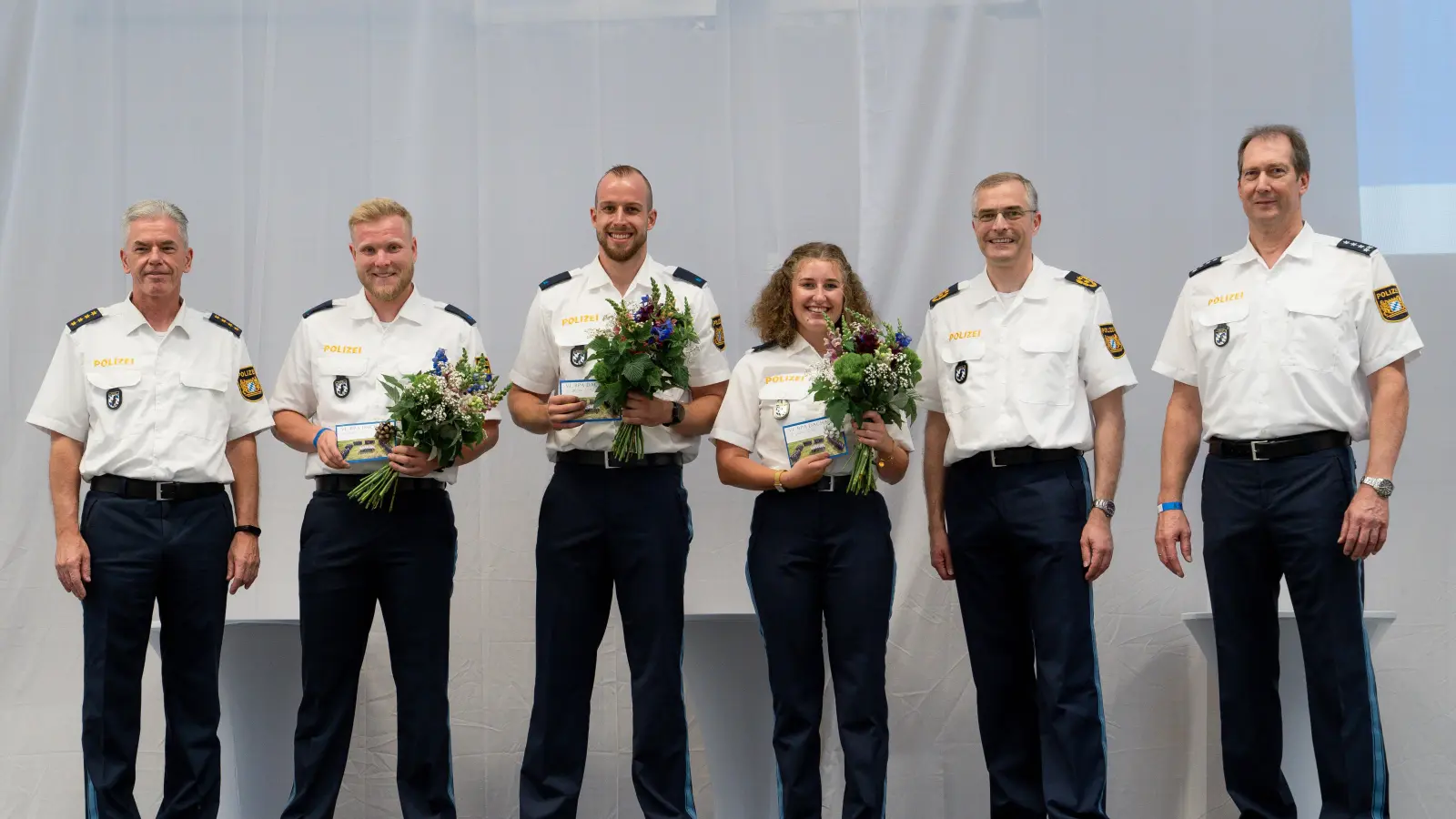 Der Abteilungsleiter der VI. BPA Hermann Zeiler mit den drei Seminarbesten Anton Budke, Sebastian Schwager und Marie Wiedemann sowie dem Polizeipräsidenten der Bayerischen Bereitschaftspolizei Michael Dibowski und Seminarleiter Robert Tiepmer (von links). (Foto: FoViZ DAH)