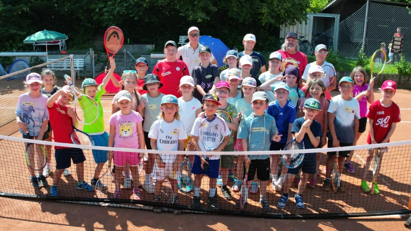 30 Kinder spielten auf dem Vereinsgelände des SV Odelzhausen Tennis. (Foto: KJR)