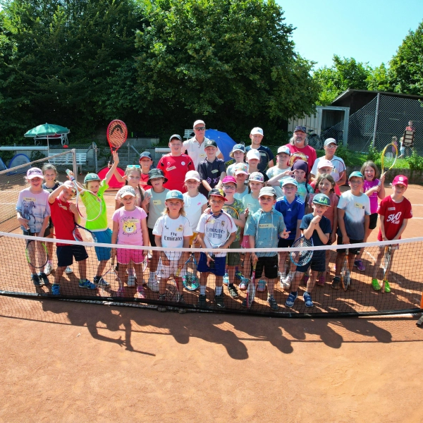 30 Kinder spielten auf dem Vereinsgelände des SV Odelzhausen Tennis. (Foto: KJR)