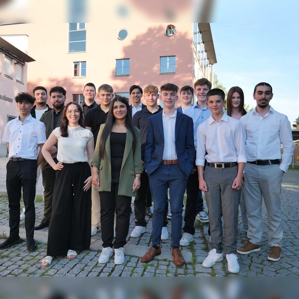 17 junge Leute beginnen im September 2024 ihre Ausbildung in der Sparkasse Dachau. (Foto: Sparkasse)