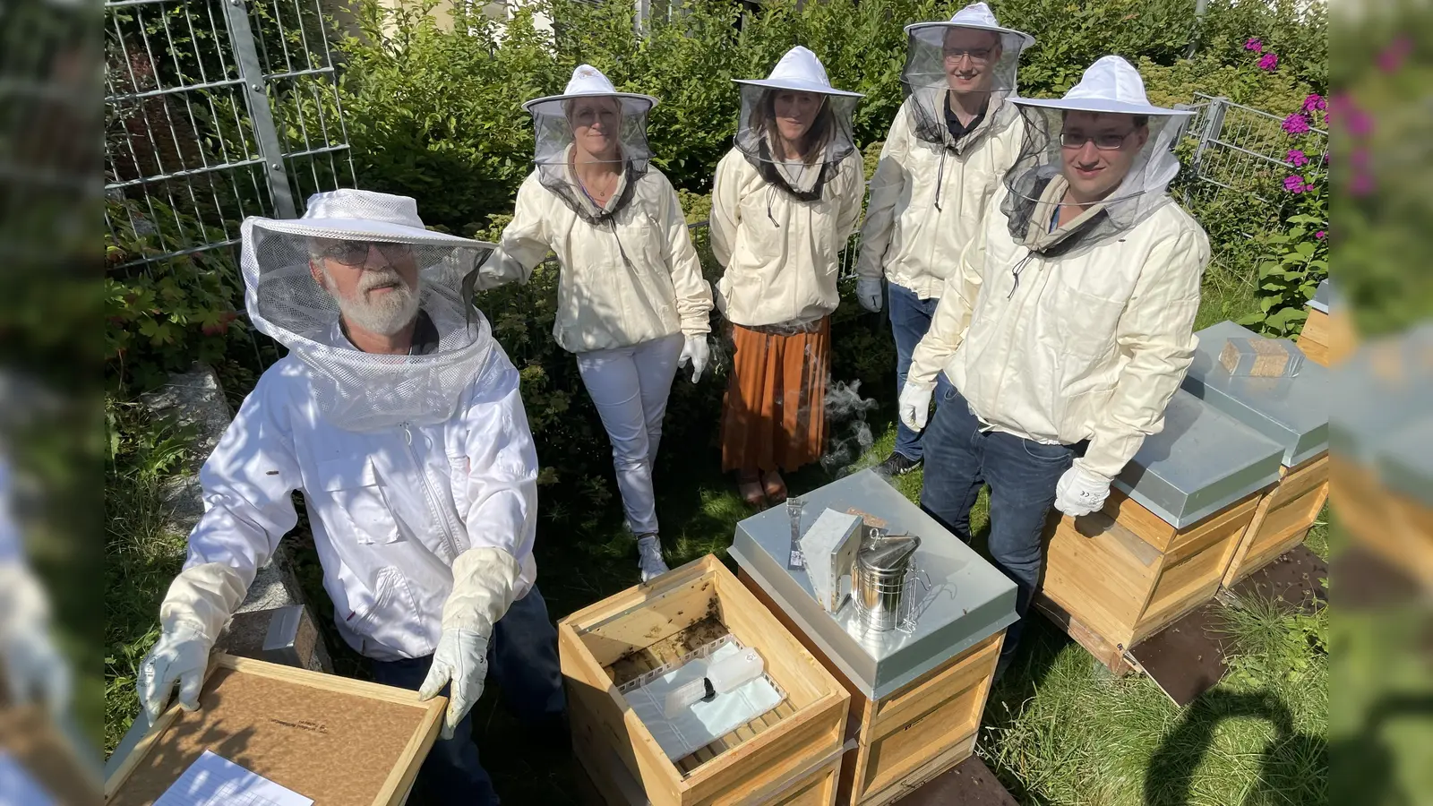 Der Vorstand des Kreisimkervereins, Walter Niedermeier, (links) mit dem ausgebildeten Bienen-Team der VR Bank Dachau. (Foto: VR Bank Dachau)