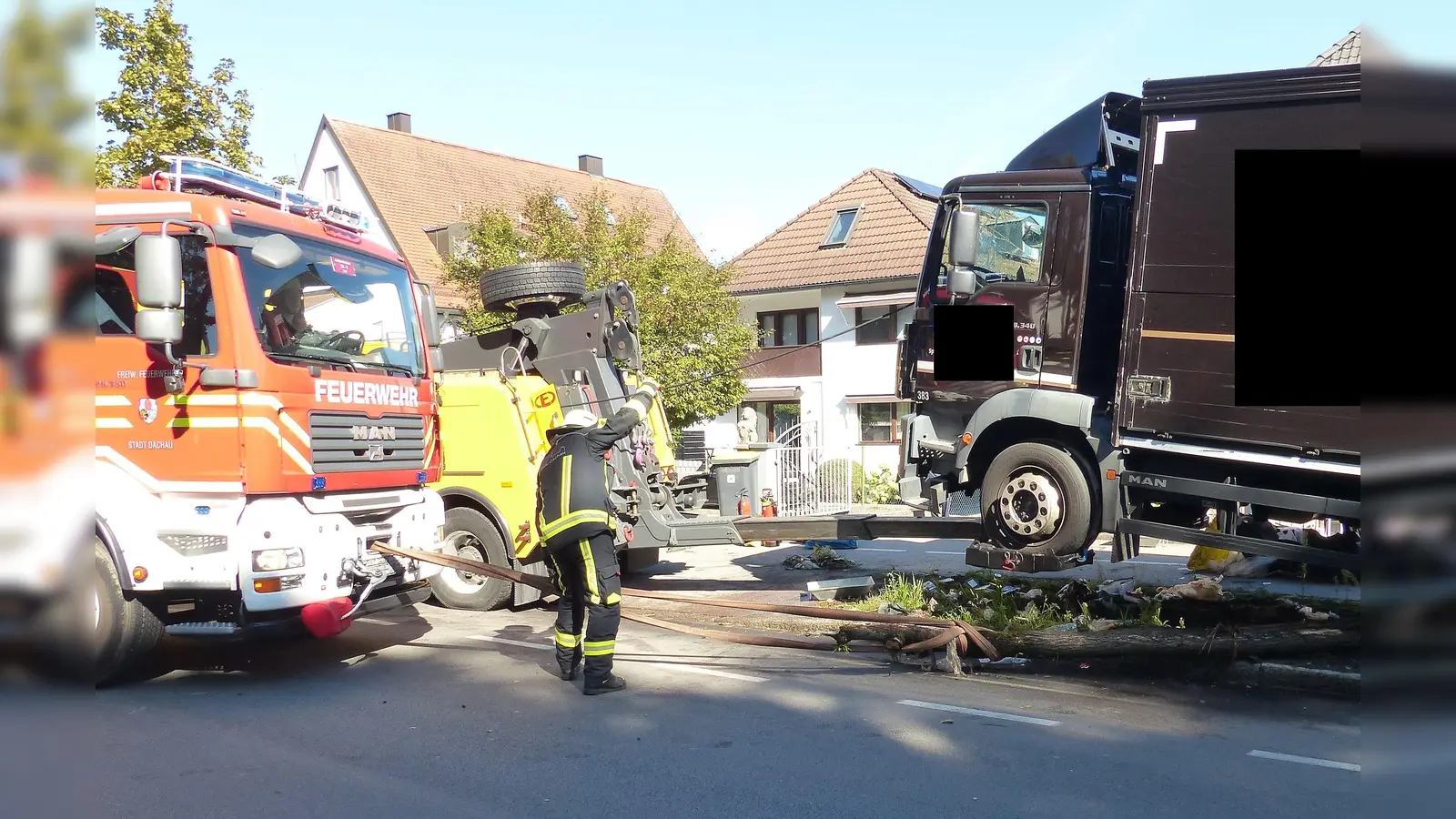 Bergung des verunfallten LKW durch die Dachauer Feuerwehr. (Foto: FF Dachau)