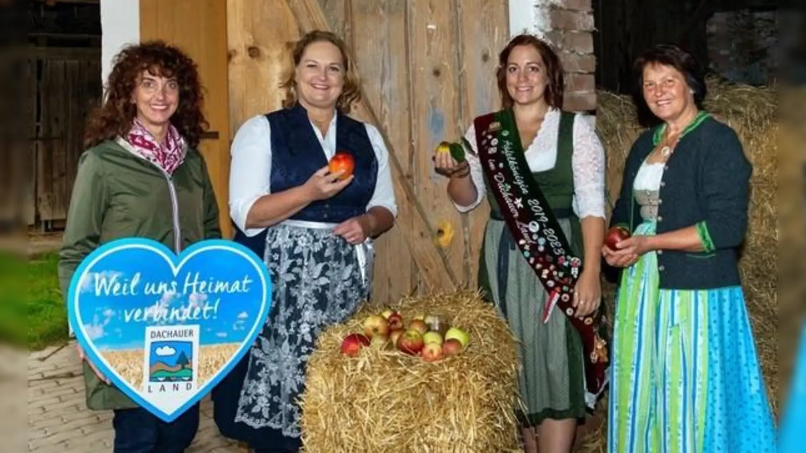 Hoffen auf fleißige Streuobstsammler (von li) Michaela Steiner, Dagmar Wagner (stv) Kreisbäuerin, Apfelkönigin Sophie Apfelkönigin und Kreisbäuerin Heidi Patzelt . (Foto: DACHAUER LAND)