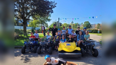 Mit 16 Kindern waren die Freien Wähler Schwabhausen auf dem Verkehrsübungsplatz „Kiddicar“. (Foto: FW Schwabhausen)