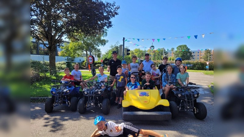 Mit 16 Kindern waren die Freien Wähler Schwabhausen auf dem Verkehrsübungsplatz „Kiddicar“. (Foto: FW Schwabhausen)