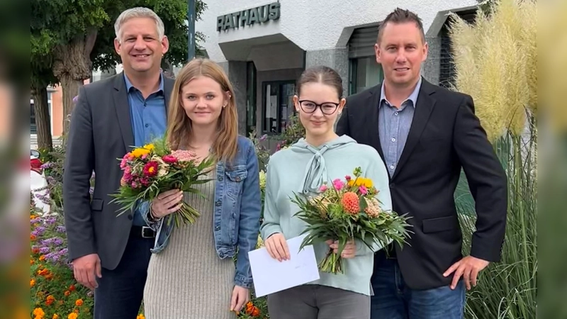 Herzlichen Glückwunsch (von li): 1. Bürgermeister Christian Blatt, Vanessa Matheis, Jasmin Doll, Geschäfts- und Ausbildungsleiter Robert Wagner. (Foto: Gemeinde Erdweg)