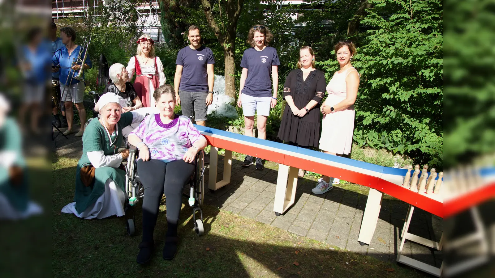 Die Chaoscityriders haben für Senioren in Dachau eine Holz-Kegelbahn gespendet: Christine Siemens und Gertraud Staudinger (vorne von links) zusammen mit Eleonore Zins, Petra Goseberg, Bernard Zeidler, Veronika Kaspar, Tamara Podlech und der Leiterin der Einrichtung, Silvia Große (hintere Reihe von links). (Foto: Chaoscityriders Dachau)