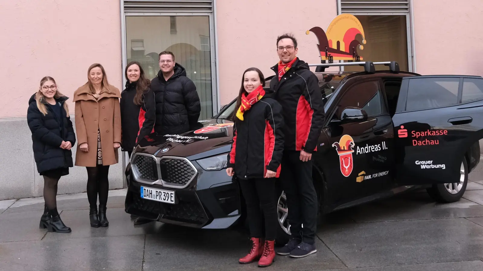 Carina Stoppler, Sabrina Steinau, Sonja Kaltner, Anthony Hohenegger, Prinzessin Emily I. und Prinz Andreas II. (von links) mit dem neuen „Dienstwagen”.<br>  (Foto: Sparkasse)