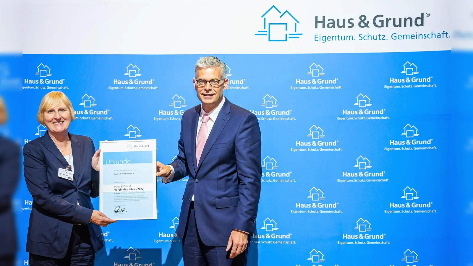 Christine Goßner, 1. Vorsitzende von Haus &amp; Grund Stadt und Landkreis Dachau e.V., zusammen mit Dr. Kai H. Warnecke, Präsident von Haus &amp; Grund Deutschland. (Foto: Felix Oberhage /Haus & Grund)