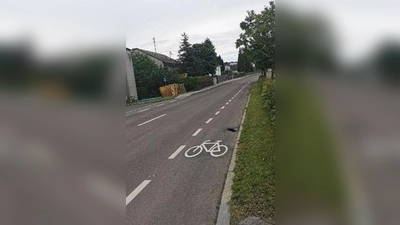 Seit dem 19 Juni befindet sich ein Fahrradschutzstreifen auf der Ortdurchfahrt ST2047 in Schwabhausen, der auf der südlichen Fahrbahnseite markiert wurde. (Foto: Gemeinde Schwabhausen)