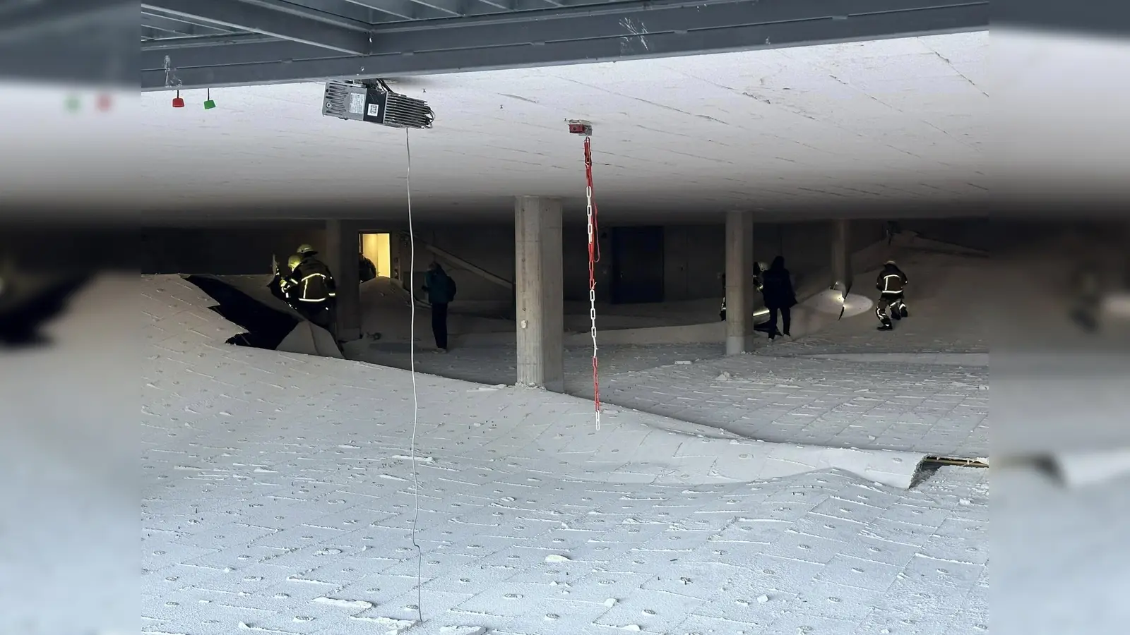 Blick in die Tiefgarage der Realschule nach dem Herabbrechen der Decke. (Foto: Stefan Löwl )