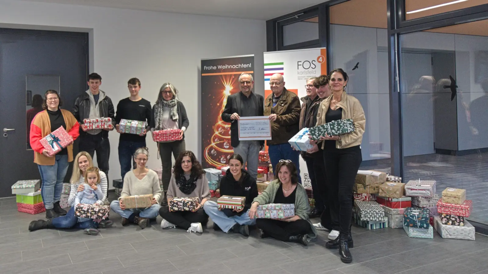 Carola Zankl (Schulleiterin), Richard Scheffer (Schülersprecher), Andreas Axtner (Schüler), Gabriele Papp (Vorstand Förderverein), Franz Elender (Vorstand Förderverein), Max Eckardt (Helferkreis), Helmut Schuh (Helfrerkreis), Phillip Keller (Schülersprecher) und Bigit Ruck (Verwaltung, erste Reihe von links) sowie Ingrid Sterl (Vertrauenslehrerin), Theresa Winnen (Mitarbeiterin Schulleitung), Rosi Gampe (Stellvertretende Schulleiterin), Anna Gartner (Klassensprecherin) und Kerstin Spörer (Grafikdesignerin, 2. Reihe von links). (Foto: Helferkreis Karlsfeld)