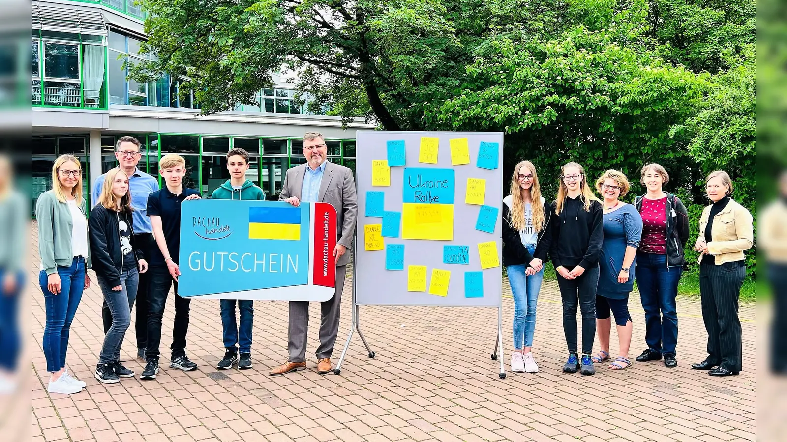 Spendenübergabe (von li) Pamela Fuchs, Ronja, Schulleiter Peter Mareis, Jonas, Felix, Landrat Stefan Löwl, Hannah, Laura sowie die Lehrerinnen Julia Kennerknecht, Susanna Gnadler und Karoline Wellner. (Foto: Dachau handelt e.V.)