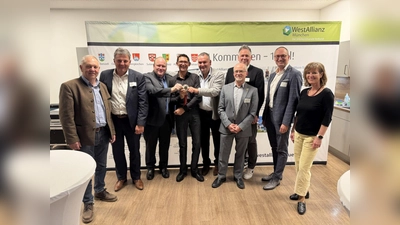 Wirtschafsforum 2024 der WestAllianz München in Odelzhausen (von links): Johann Groß (3. Bürgermeister Bergkirchen), Helmut Zech (1. Bürgermeister Pfaffenhofen a. d. Glonn), Markus Trinkl (1. Bürgermeister Odelzhausen), Michael Teuber (Paralympic-Champion und Redner des Abends), Stefan Noerpel-Schneider (Inhaber der Noerpel Gruppe), Johannes Kneidl (1. Bürgermeister Sulzemoos), Stefan Handl (2. Bürgermeister Karlsfeld), Bernhard Seidenath (Landtagsabgeordneter) und Dagmar Hendorfer (Geschäftsleiterin WestAllianz München). (Foto: WestAllianz München )