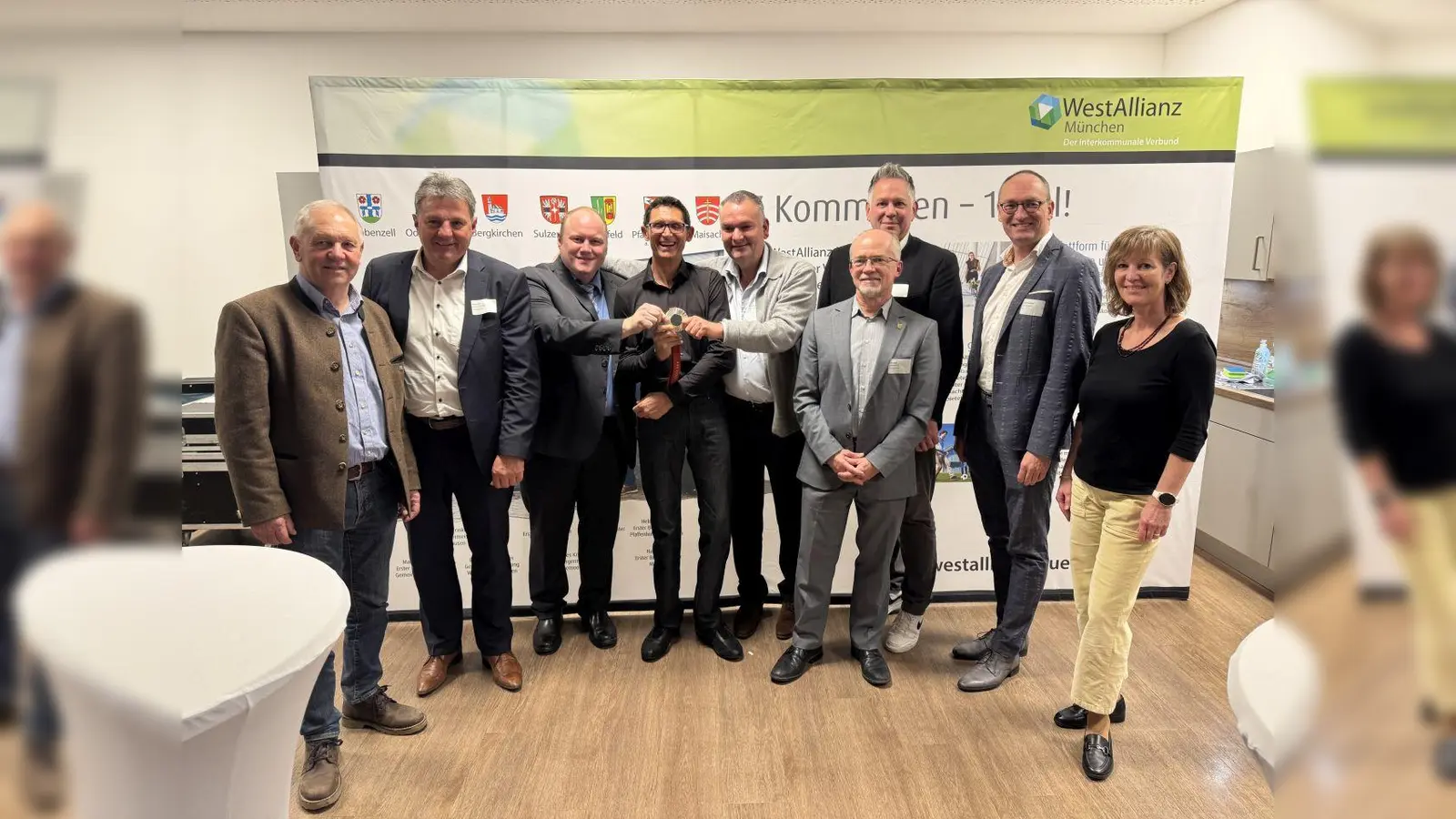 Wirtschafsforum 2024 der WestAllianz München in Odelzhausen (von links): Johann Groß (3. Bürgermeister Bergkirchen), Helmut Zech (1. Bürgermeister Pfaffenhofen a. d. Glonn), Markus Trinkl (1. Bürgermeister Odelzhausen), Michael Teuber (Paralympic-Champion und Redner des Abends), Stefan Noerpel-Schneider (Inhaber der Noerpel Gruppe), Johannes Kneidl (1. Bürgermeister Sulzemoos), Stefan Handl (2. Bürgermeister Karlsfeld), Bernhard Seidenath (Landtagsabgeordneter) und Dagmar Hendorfer (Geschäftsleiterin WestAllianz München). (Foto: WestAllianz München )