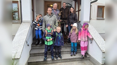 Jugendbeauftragter Markus Arnold, Franz Frahammer, Roderich von Beust und die Kinder erlebten einen interessanten Ausflug in den Wald. (Foto: Reischl)