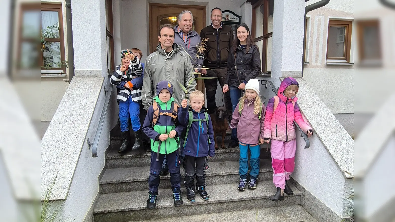 Jugendbeauftragter Markus Arnold, Franz Frahammer, Roderich von Beust und die Kinder erlebten einen interessanten Ausflug in den Wald. (Foto: Reischl)