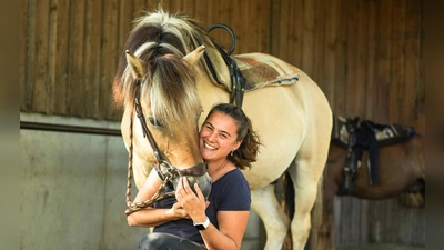 Franziska Bauer, Leiterin des Holunder-Pony-Hofs, ist verzweifelt auf der Suche nach einem neuen Zuhause für ihre Pferde und Ponys. (Foto: privat)