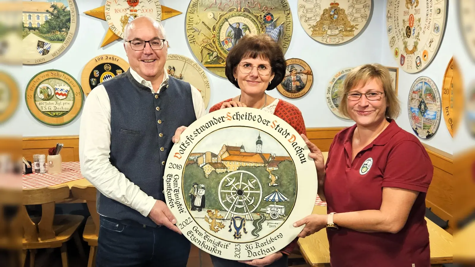 Übergabe der Volksfestscheibe mit (von li) 1.Vorsitzenden Jürgen Schleich, 2. Vorsitzenden Renate Rösch und 1. Schützenmeisterin Ines Gross. (Foto: ÜB Dachau)