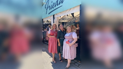 Die Organisatorinnen Dagmar Markus, Susanne Rudek und Melanie Ullmann (v.l.) freuen sich, dass die erste Dachauer Damen-Charity-Wiesn so viel Anklang fand. (Foto: Simone Kiem)