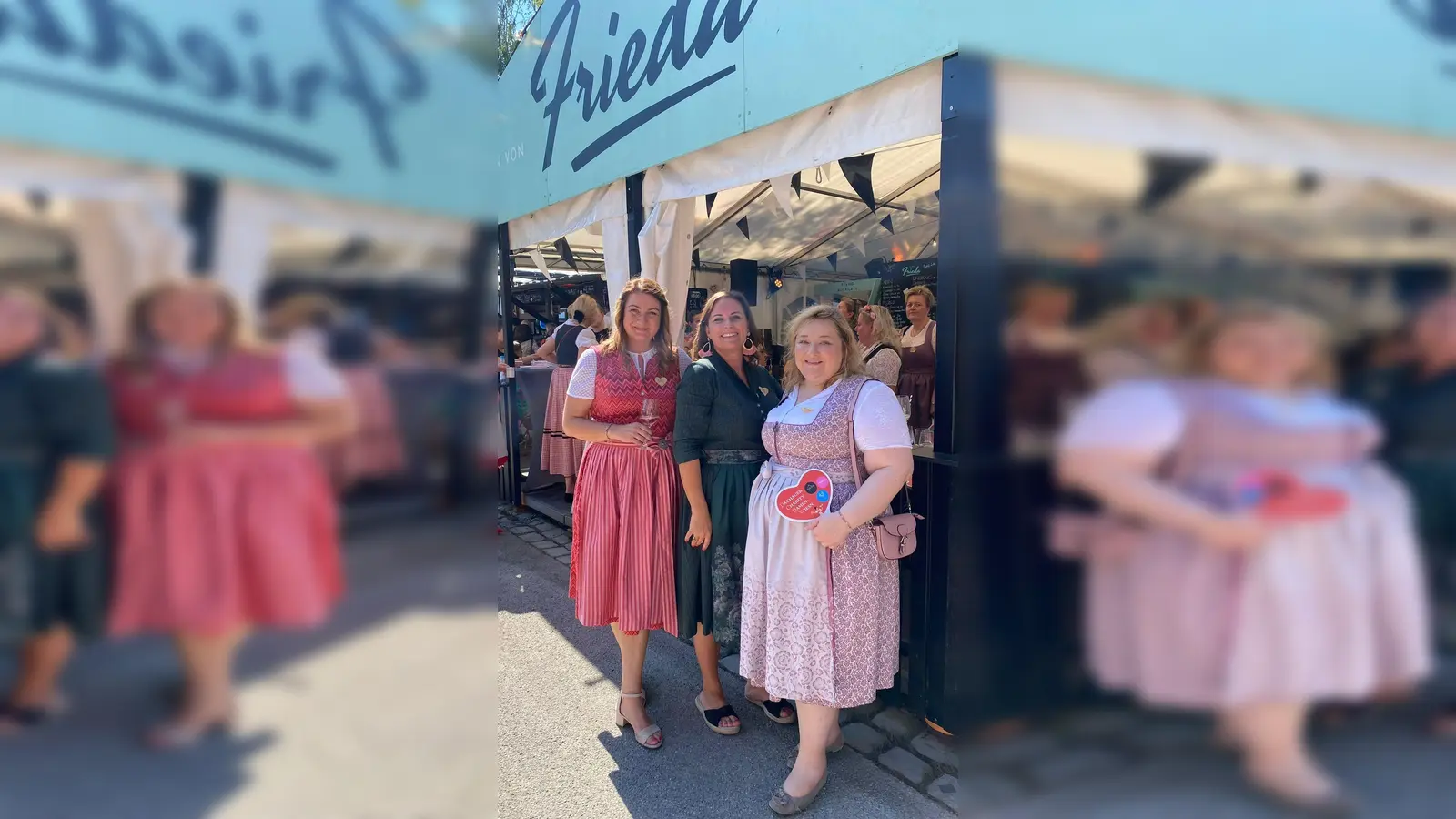 Die Organisatorinnen Dagmar Markus, Susanne Rudek und Melanie Ullmann (v.l.) freuen sich, dass die erste Dachauer Damen-Charity-Wiesn so viel Anklang fand. (Foto: Simone Kiem)