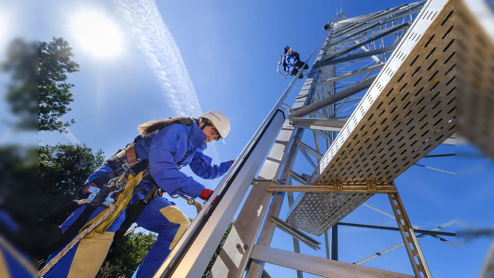 Techniker montieren einen Stahlgittermast. So einer wird auch in Oberroth gebaut. (Foto: Deutsche Funkturm / Norbert Ittermann)