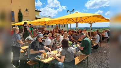 Zum ersten Fairen Frühstück waren viele Gäste auf die Rathaus-Terrasse gekommen. (Foto: Stadt Dachau)