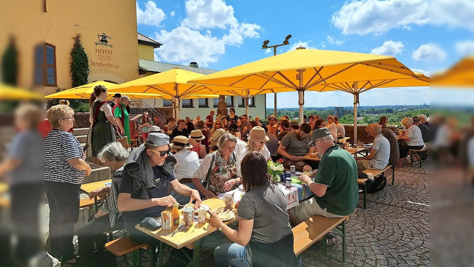 Zum ersten Fairen Frühstück waren viele Gäste auf die Rathaus-Terrasse gekommen. (Foto: Stadt Dachau)