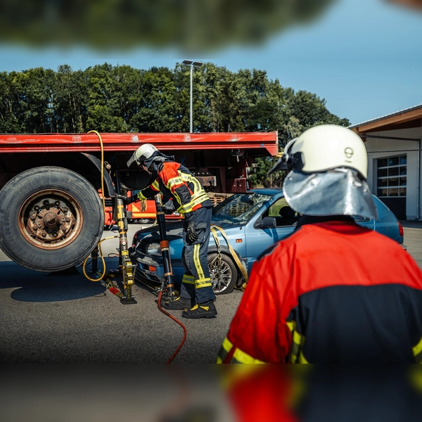 Im Rahmen des Übungstages wurden verschiedene Szenarien durchgespielt, bei denen ein PKW unter einen LKW-Anhänger geprallt und somit unter der Last eingeklemmt war.  (Foto: KBI Dachau)