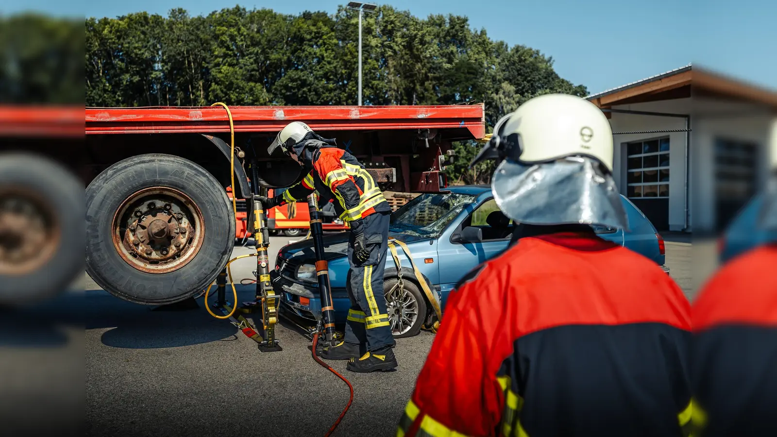 Im Rahmen des Übungstages wurden verschiedene Szenarien durchgespielt, bei denen ein PKW unter einen LKW-Anhänger geprallt und somit unter der Last eingeklemmt war.  (Foto: KBI Dachau)