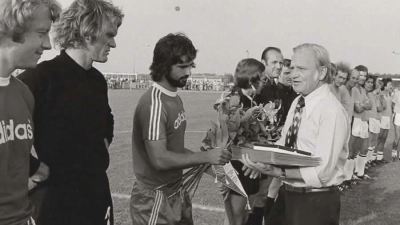 Sportliche Höhepunkte der Vereinsgeschichte waren die Gastspiele des FC Bayern München 1974 (Bild) und 1998; in jenem Jahr war auch 1860 München zu Gast. (Foto: TSVE)