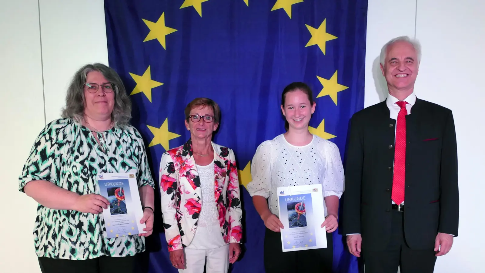 Friederike Steinberger (zweite von links) und Dr. Konrad Schober mit der Gewinnerin des Gymnasiums Markt Indersdorf und ihrer Lehrerin. (Foto: Elke Peiker)