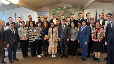 Die BesucherInnen aus Usbekistan im Landratsamt Dachau. (Foto: Landratsamt Dachau)