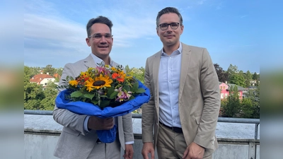 Regionalgeschäftsführer Florian Aschbrenner begrüßt den neuen Klinikgeschäftsführer der oberbayerischen Helios Kliniken, Gunnar Schramm (links). (Foto: Helios)