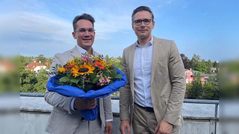 Regionalgeschäftsführer Florian Aschbrenner begrüßt den neuen Klinikgeschäftsführer der oberbayerischen Helios Kliniken, Gunnar Schramm (links). (Foto: Helios)