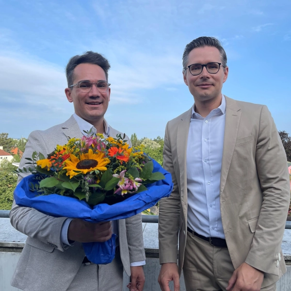 Regionalgeschäftsführer Florian Aschbrenner begrüßt den neuen Klinikgeschäftsführer der oberbayerischen Helios Kliniken, Gunnar Schramm (links). (Foto: Helios)