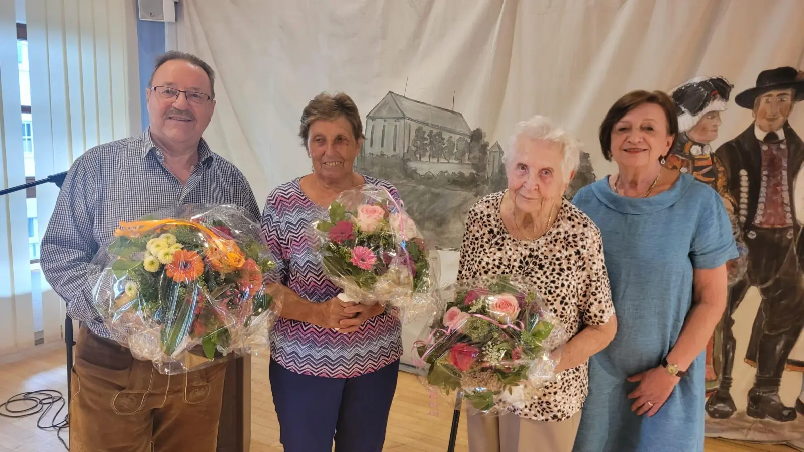 Renate Kiermair (rechts) bedankte sich im Namen des AWO-Vorstands mit Blumen im Rahmen der Jahreshauptversammlung bei den Jubilaren Alfred Stelzer (30 Jahre), Maria Kriemer (40 Jahre) und Rita Pittner (25 Jahre). (Foto: AWO Dachau)