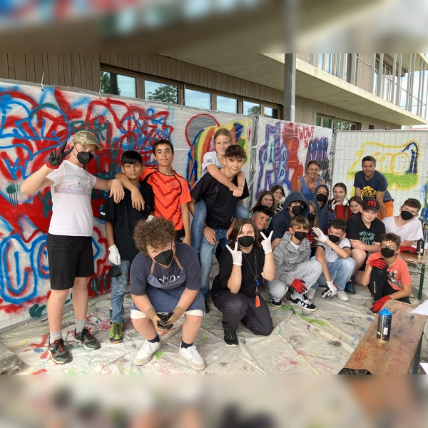 Politische Bildung trifft kreative Gestaltung: Die Schülerinnen und Schüler der OGS Odelzhausen widmeten sich in einem Workshop beiden Bereichen. (Foto: Kreisjugendring Dachau)