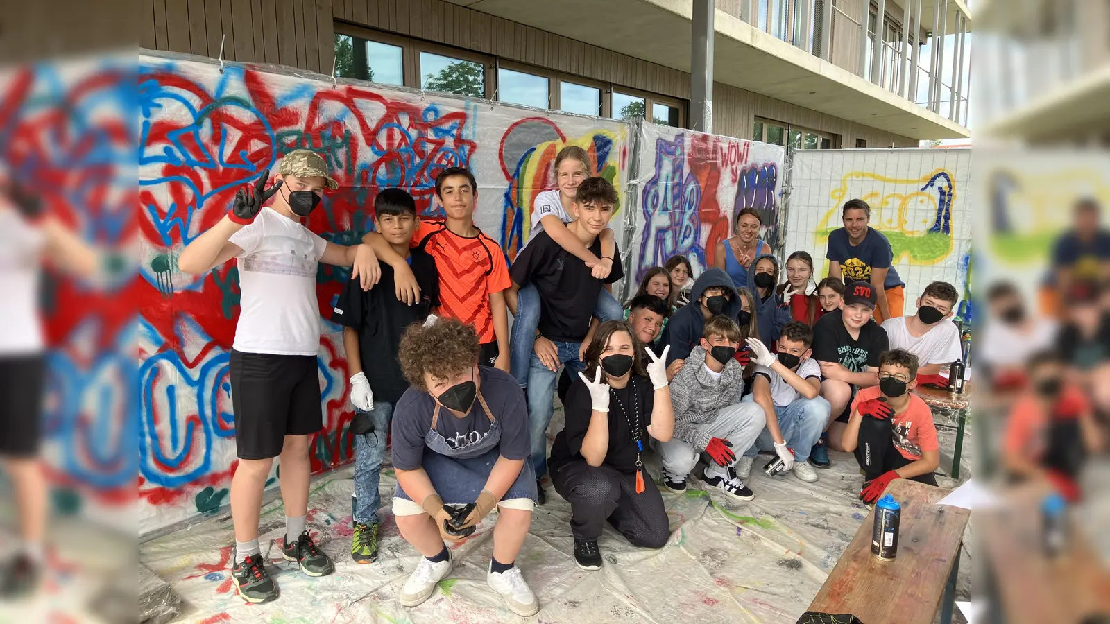 Politische Bildung trifft kreative Gestaltung: Die Schülerinnen und Schüler der OGS Odelzhausen widmeten sich in einem Workshop beiden Bereichen. (Foto: Kreisjugendring Dachau)