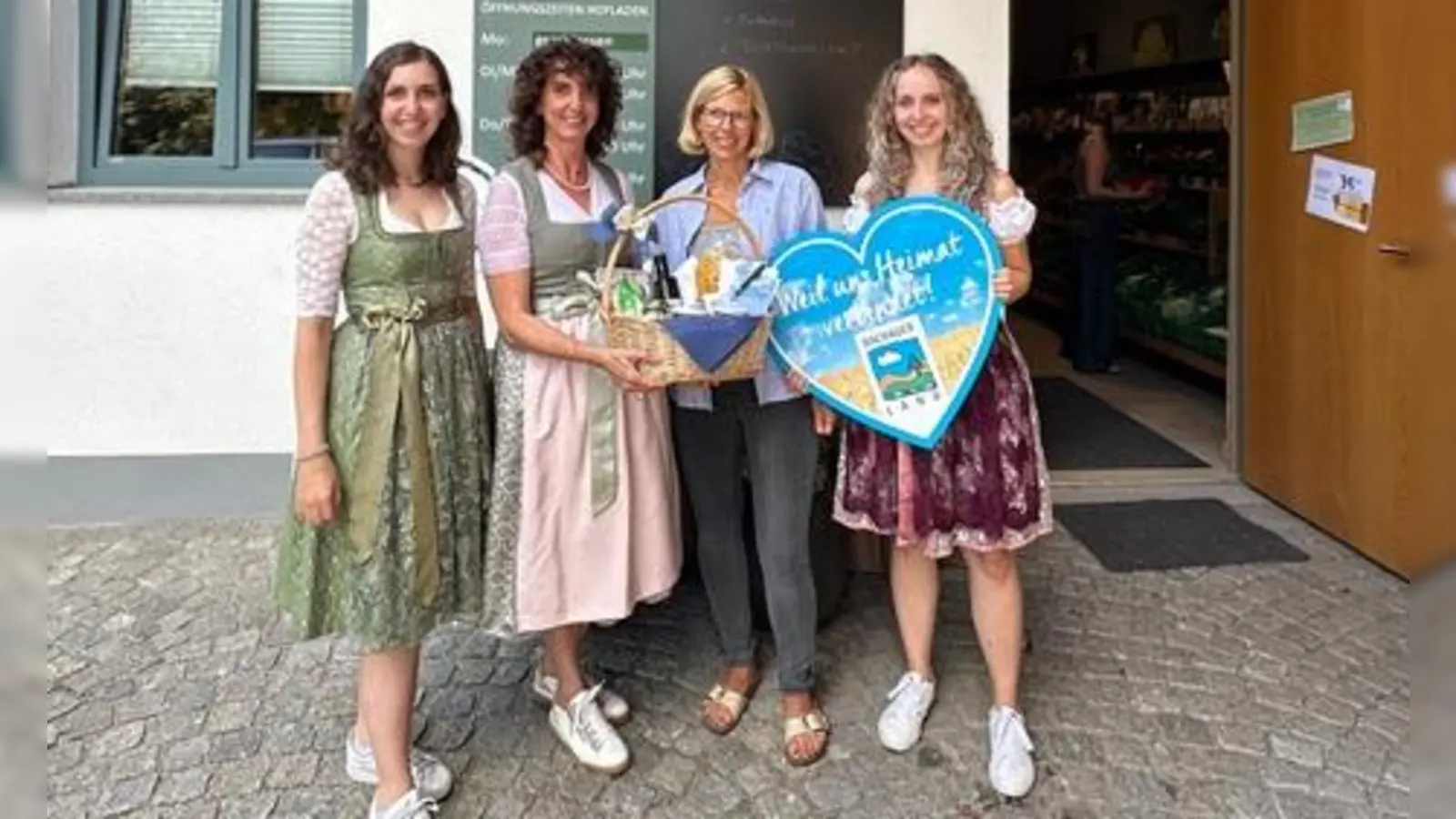 Das Team der Sonnenäcker, Isabella, Marilena und Michaela Steiner, gratulieren der Familie Märkl zum 35. Firmenjubiläum mit einem Geschenkkorb. (Foto: DACHAUER LAND e.V.)